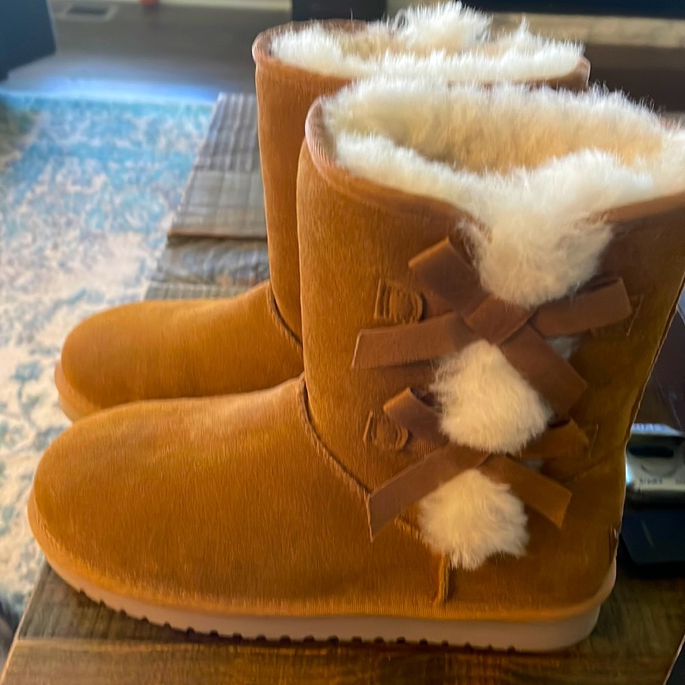 Kookaburra by UGG New without tags, never worn, chestnut
